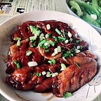慢慢学着烧饭……越来越有成就感……可乐鸡翅➕生菜➕香菇炒青菜➕米饭～纳斯～