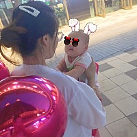 “小姑娘刚才为了拿自己够不到的玩具，竟然会往前爬了，匍匐前进那种，前几天她只是会趴着往后退，...