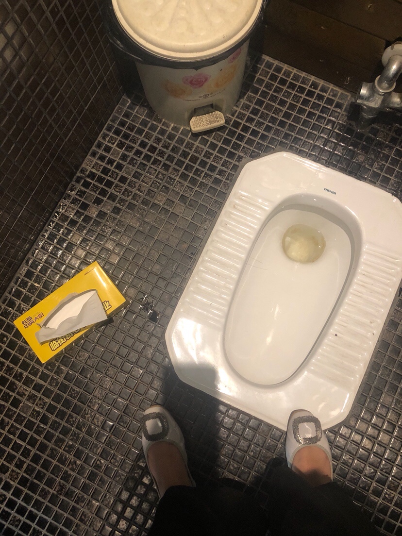 肚子越来越大了，想知道你们是怎么蹲这种厕所的… 我觉得好难受好不方便呀！感觉要脱完裤子才能蹲？！…