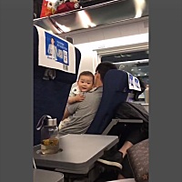 高铁上遇到了对我一见钟情的小子、我要不要等他18年？ ​