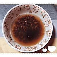 母乳对宝宝来说，是最天然最营养的食物，所以如果条件允许，0-6个月的宝宝最好用母乳来喂养，这样宝...