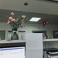 本是五点半下班……硬拖了这么久的班……老公说我上班了心里眼里都没有他😄……有点尴尬