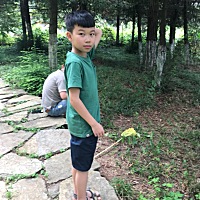一家四口相亲相爱 宝贝们我会把所有的爱都给你们。