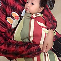 女儿头发太密了，后脑勺都长了热疹，全家给宝宝理发咯