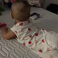 快四个月了、自从她会翻身一放下就翻身，给她穿个尿不湿都穿不上，学会一样就不得了了、能的不行了、以...