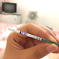 第一张是昨天早上测的，第二张是今天早上测的，貌似意念灰有加深啊，希望不要炸胡，希望姐妹们都好孕！
