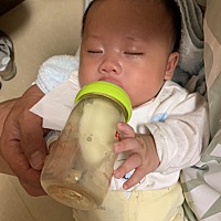 记录一下我家可爱的小猪宝第一次睡整夜觉。昨天晚上7点左右喂了，8点30分抱到房间睡觉，11点30分还...