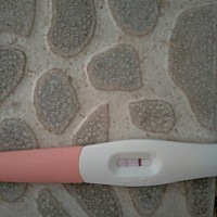 早上九点多测的，月经拖了3.4天了，姐妹们，这是有了吗？