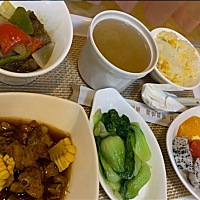 住院期间的月子餐还不错，一天5顿，每顿都是素汤，水果酸奶都是温温的 讲真的科学坐月子就是不一样 ...
