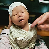 宝宝满月了，每天就是喂奶、拍嗝、换尿不湿、洗澡、洗衣…周而复始，看着宝宝一天天成长，痛并快乐...