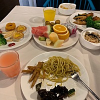 我们家的宝爸天天盯着我这不准吃那不准吃、但是每次我说想吃什么、他就一边说不能吃一边带我去吃、...