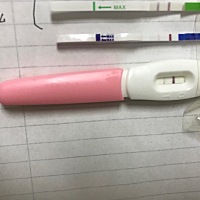 姐姐妹妹们，帮我看一下，第一个是排卵试纸，第二个和三个测孕纸和测孕棒棒，上个月2号来的例假，今天4...