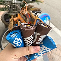 婆婆：你现在要多吃点，多吃点，多吃点！小孩在长身体，长大点生出来好带。天天大鱼大肉！ 妈妈：你...
