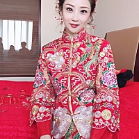 才把婚礼办了。秀禾服遮肚子不错