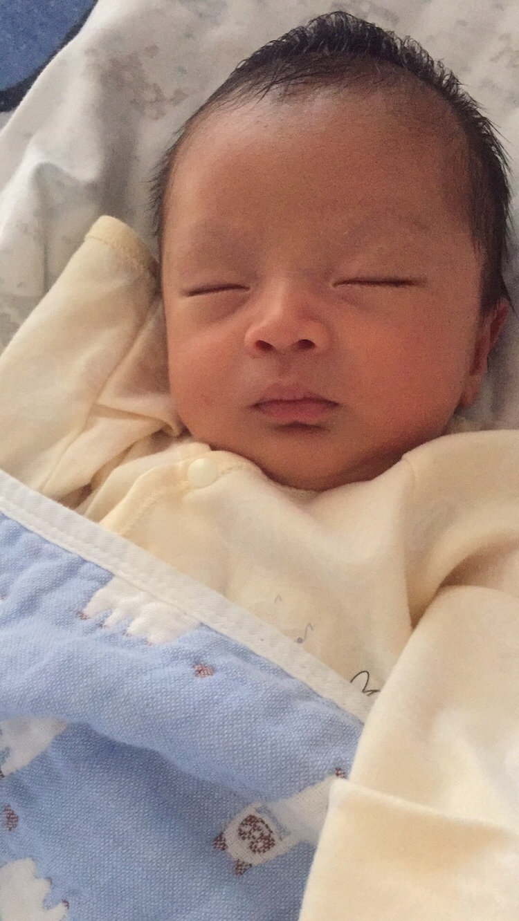 坐月子一个月喝了各种汤，但是母乳还是很少，都不够宝宝吃还要给他加奶粉，感觉挺对不起宝宝的，有没有宝妈知道怎样才能增加母乳