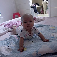 四个多月就开始给她添加辅食了   偶尔会2-3天拉一次，正常吗 之前都是一天一次。现在我感觉她最近吃饱了...