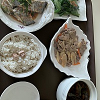 月子开始了，减肥开始了今天的午饭，青菜和鱼肉补蛋白质都要吃掉，米饭吃3分之1，猪肝吃一半补血，...