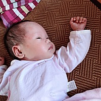 宝宝脸上突然长了好多红疹子 怎么办