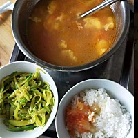 这就是婆婆“精心”给我准备的月子餐，如果老公不在家，我是看不到肉长什么样的，每顿都是素菜，还...