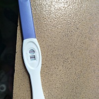 末次月经5.30，3.4号验孕棒两条红，今天去b超医生说看不出来，可能还太小，这么早b超能看的出来吗？