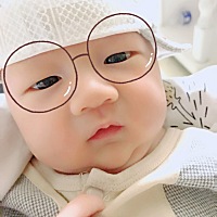 我家宝宝前几天开始嘴里会发出咿咿呀呀的声音，现在一逗他会笑，有时在我身边哭的时候会突然发出 ma...