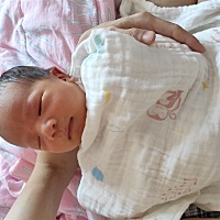 很担心宝宝眼皮上会不会是胎记，出生的时候就有了，问医生说可能是产道挤压的，可是今天第十天了还...