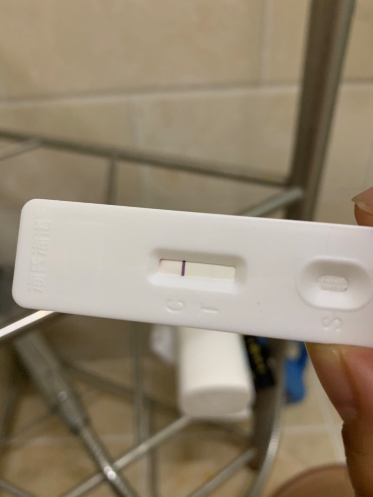 各位有经验的宝妈们 麻烦帮我看下 关键是我早上迷迷糊糊的看了一下是白板 就放在那里了 晚上回家打算丢的时候 瞅了一眼感觉T那里有灰灰一条颜色 这个会不会和跟空气接触起了