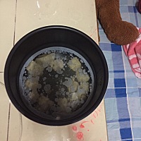 月子第九天，姐妹们天天吃的啥？吃什么奶水多？婆婆弄的排骨汤，我想说真心喝不下，只有一点点的盐...