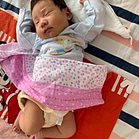 今天宝宝小手抓住自己的头发不放，使劲扯，疼的直哭，就是不松手，拿下手，给她打了小手两下又开始...