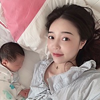 携奥利奥祝大家周末快乐👶🏻👪哈哈月子里怕是要变成晒娃狂魔了~~ ​