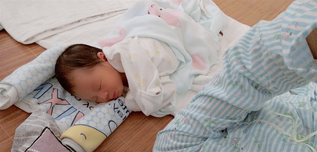 月子刚开始，我的腰就酸痛得不行了，坐着抱宝宝起来的时候我感觉自己体力跟不上了，腰太酸痛。