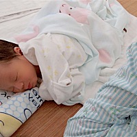 月子刚开始，我的腰就酸痛得不行了，坐着抱宝宝起来的时候我感觉自己体力跟不上了，腰太酸痛。