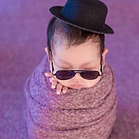 这娃儿，这几天大便次数变少了，一天2-3次。现在逗他很会笑
