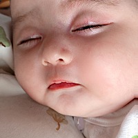 因为天气有点热！所以晚上或者白天都是开着空调！这几天我嗓子疼的要命已经坏了！总干咳！我家宝宝这几...