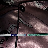 上个月七号末次月经，昨晚测了是这样，早上测又没了，这是逗我玩呢 昨晚测的 今天早上的，又是大白板了