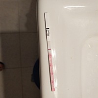 我上次六月十三号来的，这段时间总是偶尔有姨妈感，今天早上的时候做梦梦到吐了，把我憋醒了，超级想吐...