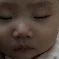 今天午觉莫名其妙哭，也不要喝奶，就要人抱着才继续睡，以前一哭我就给她喝奶继续睡，也没发烧