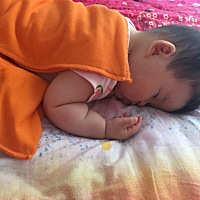 最近宝宝喜欢趴着睡觉，到底要不要帮她翻过来呢，趴着睡会不会不好？