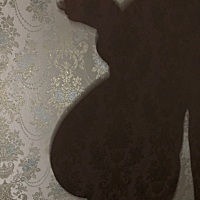 请问准妈妈们顺产分娩那天是让老公陪产还是妈妈或姐姐呢，纠结中，助产师建议宝爸一起参加分娩过程，让...