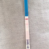 老大刚一岁，貌似又怀孕了，今天又测试了，杠杠比这个深点，虽然生过宝宝了，但是还是跟什么都不懂一样...