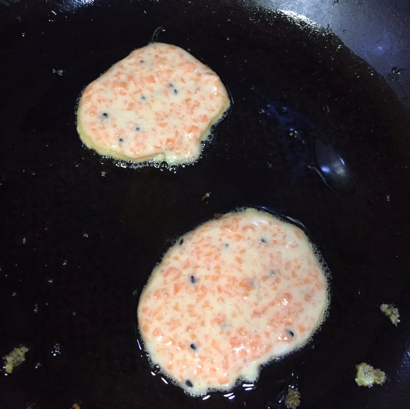 文火不粘锅里加点点油，乘一勺面糊倒入平底锅，等