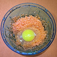 胡萝卜鸡蛋饼，宝宝辅食 胡萝卜洗净搅碎，加鸡蛋，加面粉加水，加一点盐。 搅拌均匀后如上图 文火不...