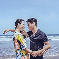 张晋夫妇海边游，46岁蔡少芬宽松泳衣扎麻花辫太甜 ​