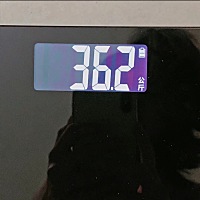 当我那天鼓起勇气站在体重秤， 我就发誓要想减重到34kg。 但是... 我控制不到食欲， 我不知道应该怎...