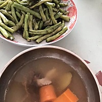 这就是我每天的月子餐，不知道他们家拿我当什么，呵呵呵因为伤口发炎不能吃鱼和鸡蛋，每餐都是骨头...