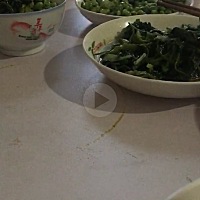 这就是每天吃我的，用我的婆婆给我做的饭菜。我都想好老了怎么伺候她了。冰箱里肉都冻的解不开了。...