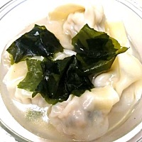 今日份晚餐~给娃做的混沌，给自己做了份香菇牛肉酱拌面，简简单单又满足~