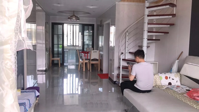 结婚7年终于有了属于自己的家，虽然是二手房也不大，但只要是自己的家就知足了，感恩有你，给我一个温暖的家