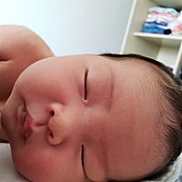 奶水太多了，小孩喝不完，两个小时就得用吸奶机抽出来，怀孕前就是c杯的胸，怀孕后涨到EFG了😑生孩子...