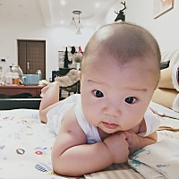 对这世界上的一切都充满好奇，每次坐车都是左看看右看看都忘了吃手了，哈哈😄